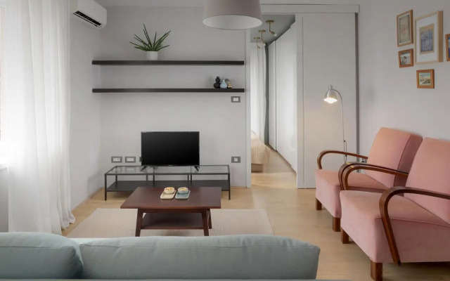 elegant, cosy and quiet, just 1 min to amphiteatre