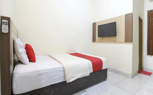 RedDoorz Plus near Stadion Mandala Krida