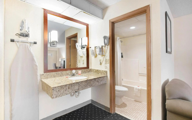 OYO Hotel Tulsa International Airport