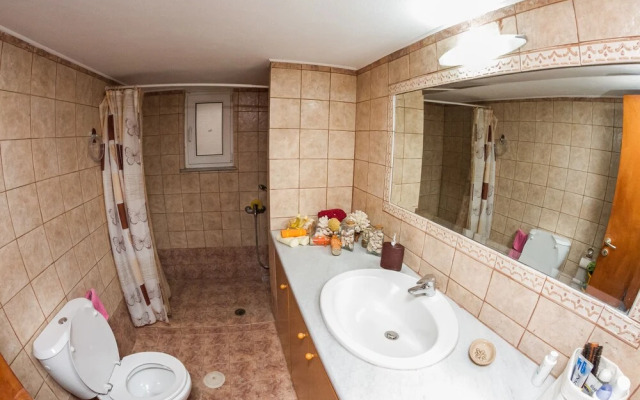 Spacious home with garden in Marathonas