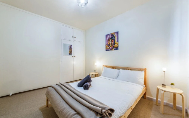 2 Bed Apartment With Free Parking - Netflix, Close to Train