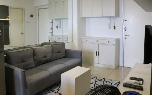 Warm And Minimalist 2Br Green Bay Pluit Apartment