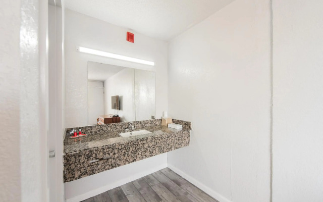 Econo Lodge And Suites Bricktown