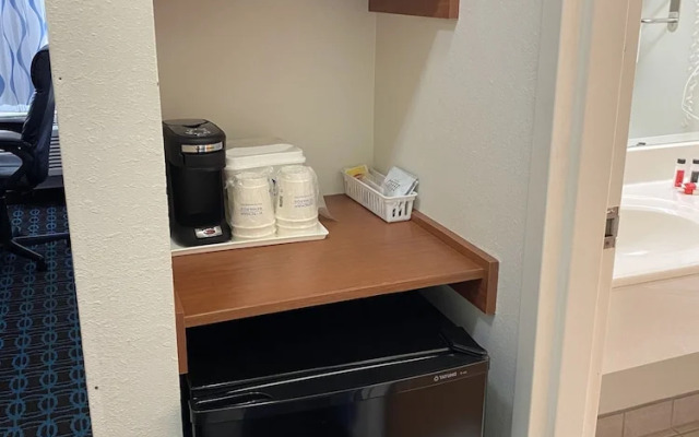 Days Inn & Suites Cambridge