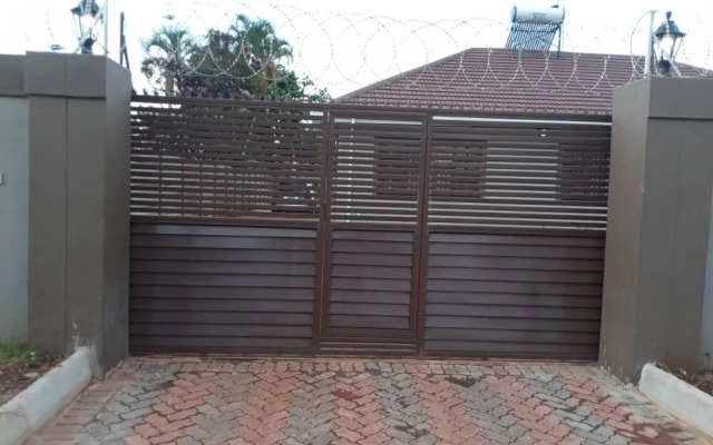 Luxurious 3 bed House Modern Open Plan- Borehole - 2046