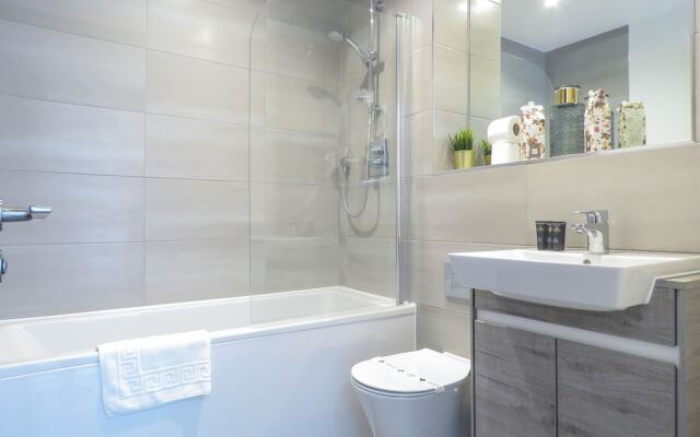 Tudors eSUites Birmingham Apartments Terrace and Private Parking