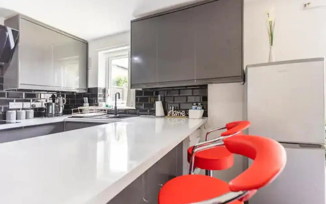 Mordenised 2 Bedroom House Close to City Centre