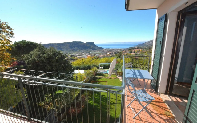 Apartment Montegolo Four with Pool And Lake View