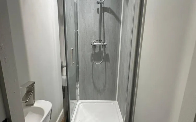 House-sleeps8-parking-garden