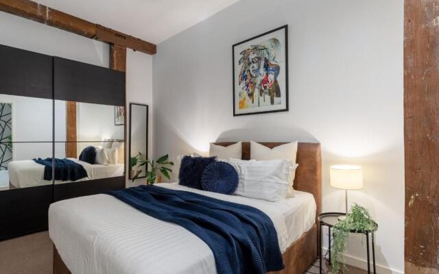 Luxury 3 brm 2 bath Woolstore apt with Courtyard