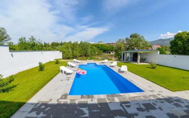 Sweet Retreat-Buna Riverside with pool