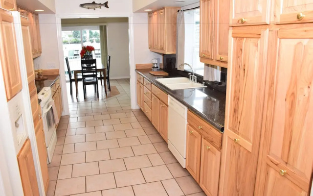 Longliner Lodge And Suites