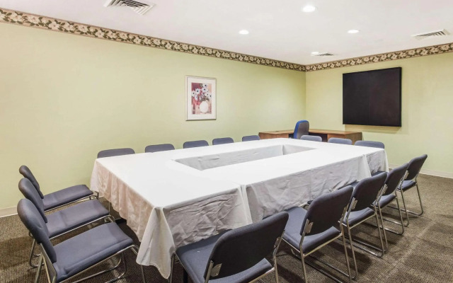 Econolodge Inn & Suites