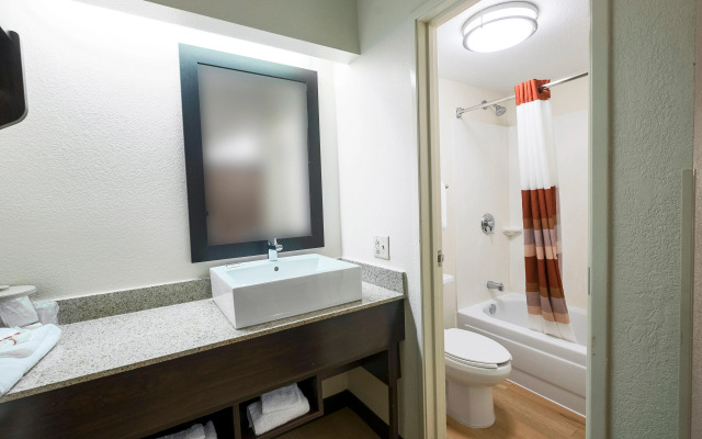 Red Roof Inn PLUS+ West Springfield