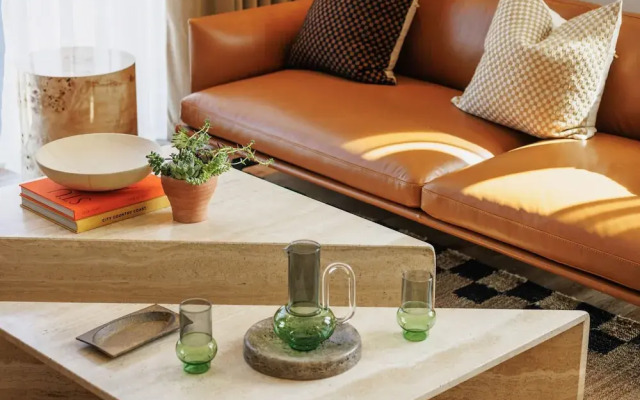 Sophisticated Studio Flat With Rooftop Access