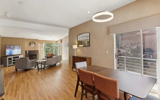 Family-Friendly South Loop Escape by RedAwning