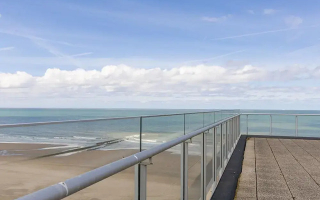 Apartment on Zeedijk With Sea Views