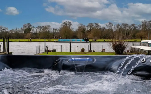 River Cabin With Mooring - From 250 Per Night