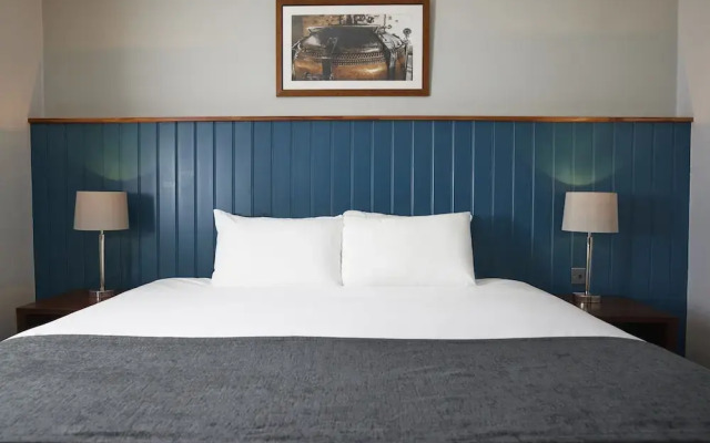 The Longshoot Hotel by Greene King Inns