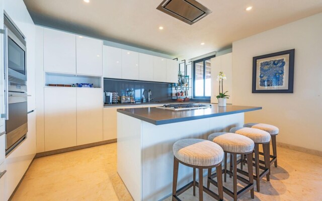 Sunny Vacation Villa 83