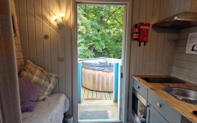 Glamping Hut - Riverside 2