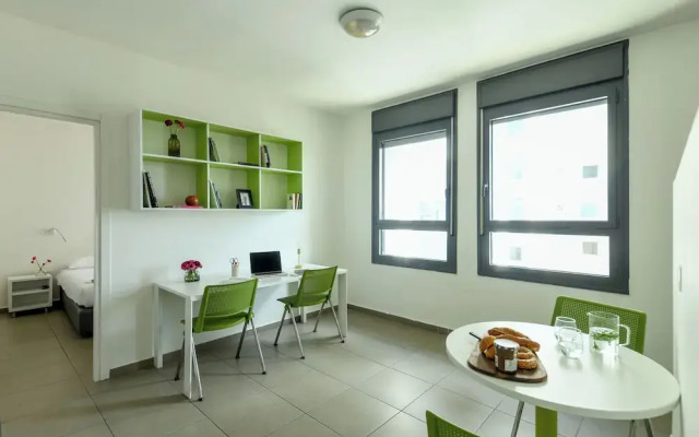1 BR Apt w living room & learning area