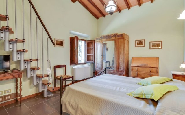 Tranquil Farmhouse in Terranova Bracciolini near Nightlife