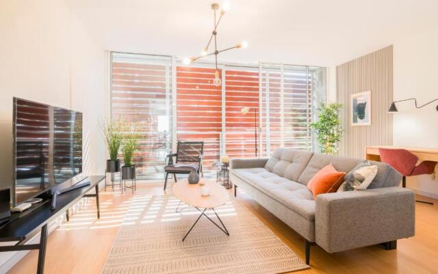Design Attic Apartment FREE Parking