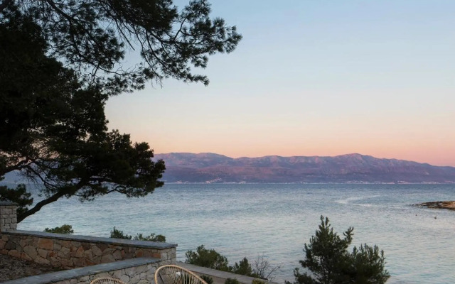 Vale Residence - exclusive & private property by the sea