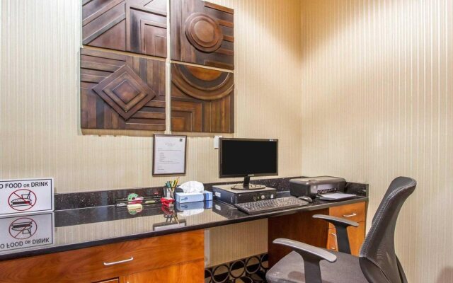 Econo Lodge Inn & Suites