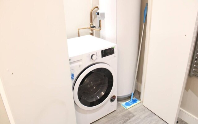 1braptmt W/king BED 4guests Embankmnt Parkg Wifi