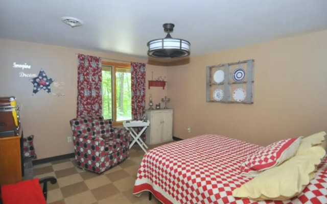 Sqyrls Nest - 3BR Retreat With a Hot Tub