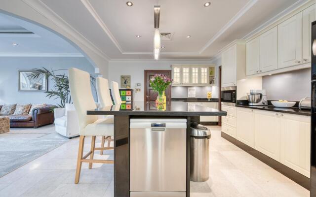 Glamourous Beachfront Villa on The Palm w Pool