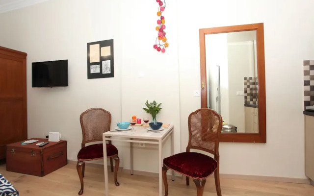 Stylish studio below the Acropolis