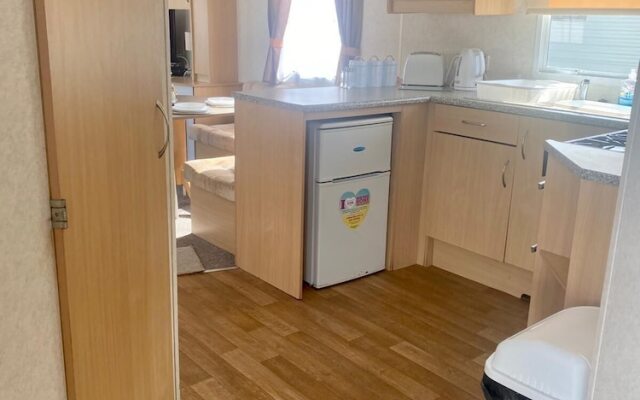 Stunning 2-Bed Sleeps 6 Caravan in Felixstow