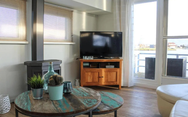 Luxe woonboot unieke locatie Friesland Âlde Feanen