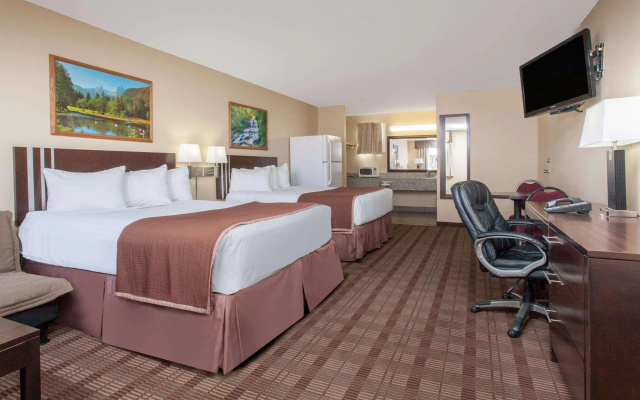 Econo Lodge Inn & Suites