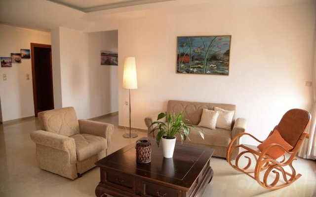 Spotless Apt in the Heart of Sisi