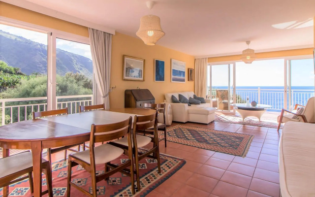 Villa in protected space in front of the sea