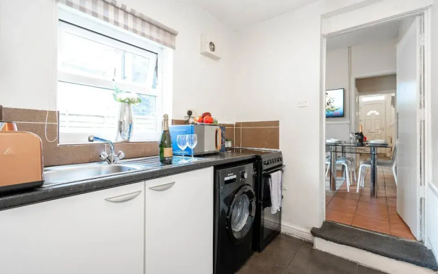 Birmingham Townhouse With Garden and Parking