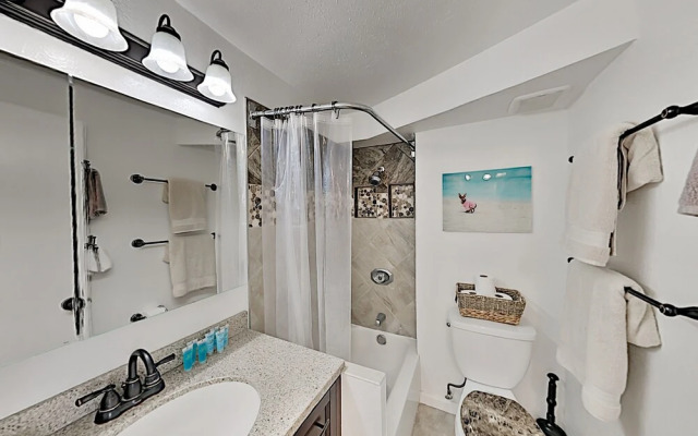 Hawaiian Monarch 1604 Condo by RedAwning