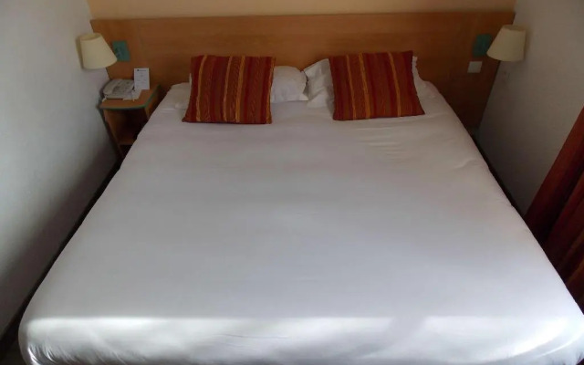 Отель Logis Hôtel Uzès Pont du Gard