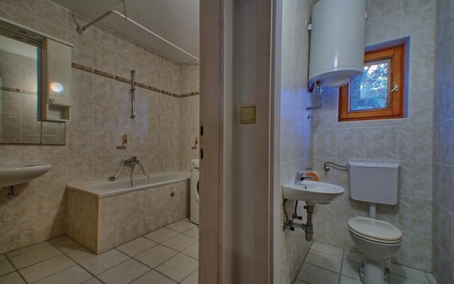 Stunning Home in Prizba With Wifi and 6 Bedrooms