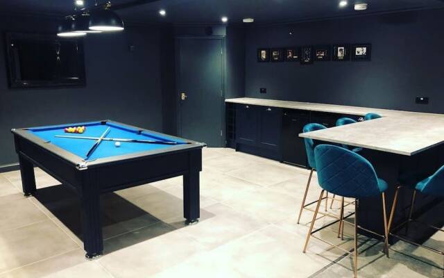 Beautiful Family Home With 42ft Pool & Cinema Room