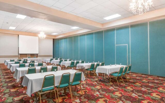 Ramada Grayling Hotel And Conference Center