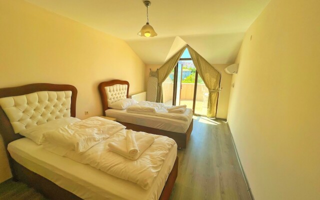 Lustra Garden Suite