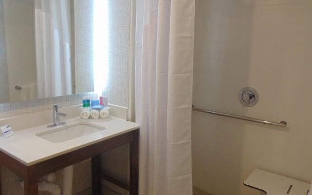 Holiday Inn Express & Suites Wapakoneta by IHG