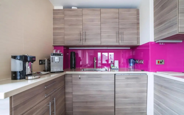 Cosy 2-bed Poplar Flat w/ City Views