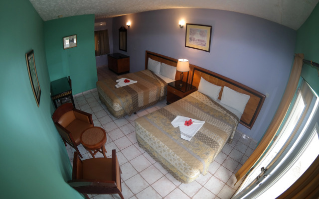 Holiday Beach Club Hotel