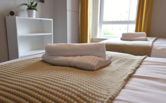 First - Meadowbank House Apartment
